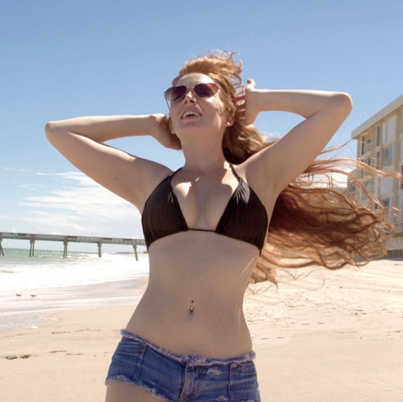 Meet your Posher, Christina - Picture 3 of 5